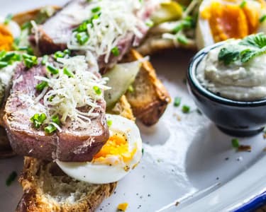 Húsvéti reggeli croissant-tal, főtt-füstölt csülökkel, tormával