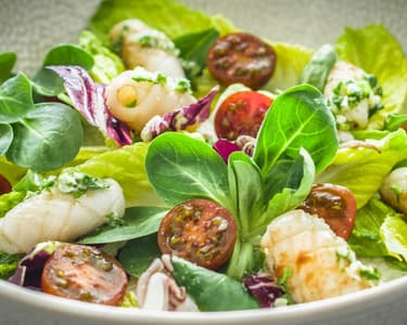 Serpenyős tintahal saláta