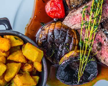 Brazil rib eye steak, gombával, paradicsommal, libazsírban sült burgonyával, és pecsenyelével