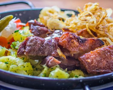 Ropogósra sütött sous vide csülök, “pékné” körettel