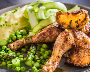 BBQ baby csirke, borsóval, spárgával és burgonyapürével