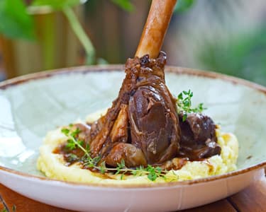 Ünnepi báránycsülök, vörösborral, krumplipürével