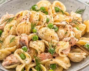 Krémes tészta lazaccal és borsóval