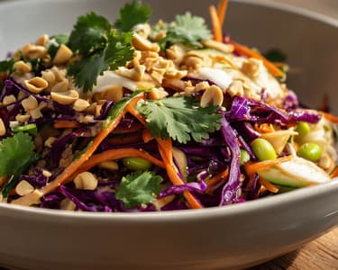 Ázsiai saláta edamame babbal és földimogyorós öntettel