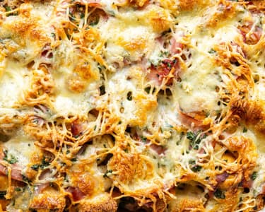 Sós kenyérpuding sonkával és sajttal