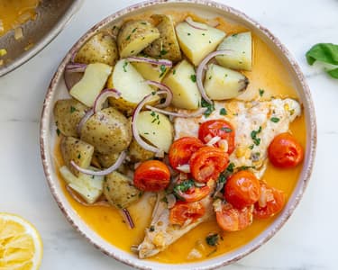 Tengeri durbincs paradicsommal és sült burgonyával