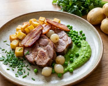 Brassói Pataky módra sült gyöngyhagymával, borsópürével, pecsenyelével