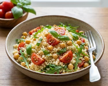 Kuszkusz csicseriborsóval és paradicsommal