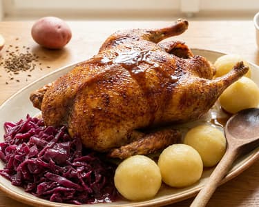 Kacsasült lilakáposztával és burgonyagombóccal