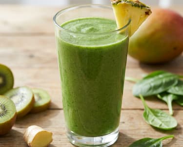 Zöld smoothie mangóval, ananásszal és kiwivel