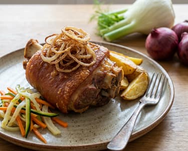 Le GourMate sous vide sertéscsülök, Lyoni hagymával, sült burgonyával, marinált zöldségekkel