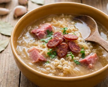 Egyszerű korhelyleves, füstölt csülökkel