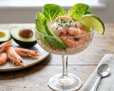 Ünnepi rák koktél, konyakos mártással, avokadóval, római salátával