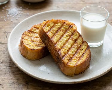 Szendvicssütőben sült bundáskenyér