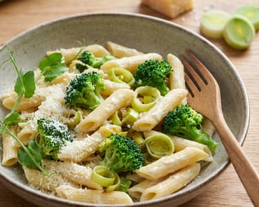 Penne téli zöldségekkel, érlelt sajtokkal