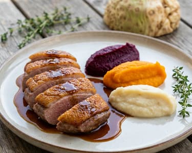 Ünnepi kacsamell trikolor pürével, pecsenyelével