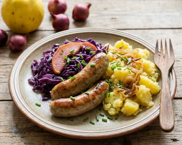 Disznótoros birsalmás káposztával, sült hagymás tört burgonyával