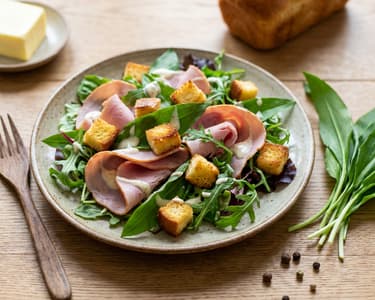 Húsvéti sonkasaláta kalács krutonnal