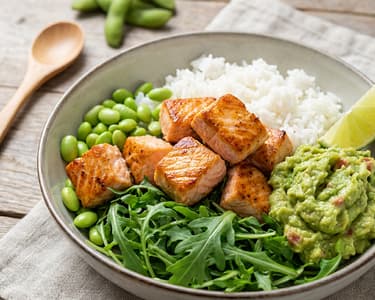 Roston sült lazac rukkolával, rizzsel, edamame babbal és Guau! Guacamole-val