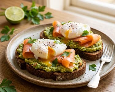 Lazacos, tojásos pirítós Guau! Guacamole-val