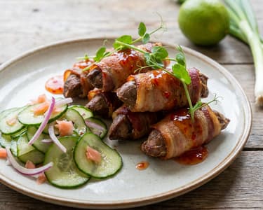 Bacon-be göngyölt csirkemáj, édes chilivel, marinált uborkával