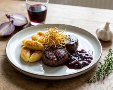 Szarvasgerinc, dödölle, vörösboros lilahagyma, póréhagyma chips