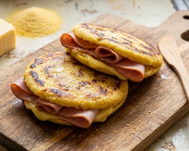 Venezuelai Arepas sajttal sonkával töltve
