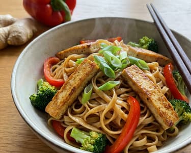 Pirított rizstészta tofuval és zöldségekkel