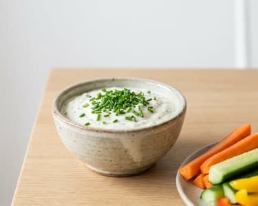 Fokhagymás mártogatós tejföllel és snidlinggel