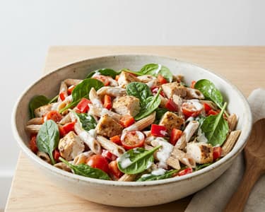 Csirkés tésztasaláta bébispenóttal és joghurttal