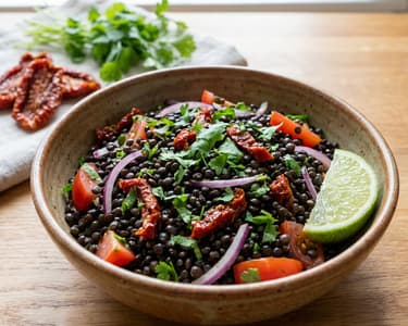 Fekete lencse saláta aszalt paradicsommal