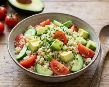 Zöldséges quinoa saláta avokádóval
