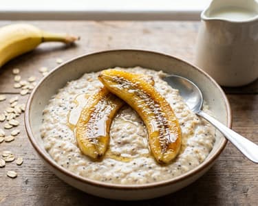 Porridge with caramelized banana