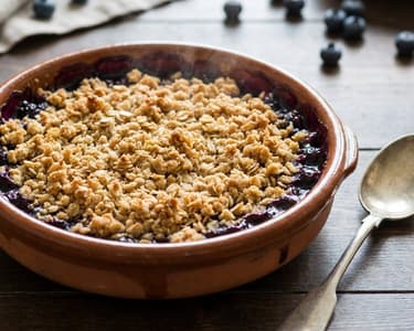 Áfonyás crumble | Egészséges és ropogós desszert