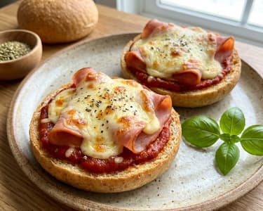 Mini zsemlepizzák sonkával és sajttal