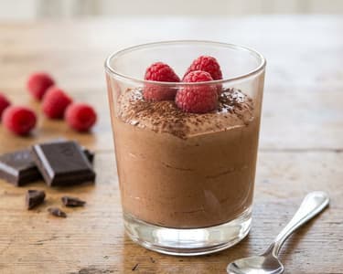 Francia csokoládé mousse málnával | Selymes és egészséges desszert