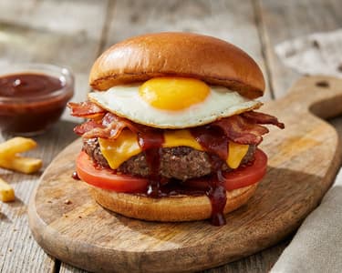 Marhahúsos burger tükörtojással és baconnel | Szaftos és laktató