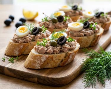 Tonhalas tapas fürjtojással és kapribogyóval