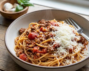 One-pot spaghetti with tomato sauce and minced meat