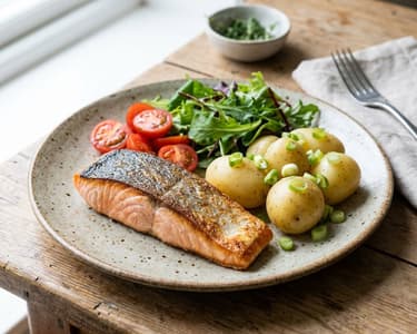 Salmon with potatoes and fresh salad