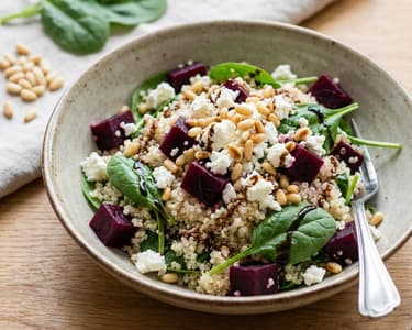 Céklás quinoa saláta fetával és fenyőmaggal