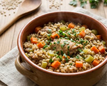 Csirkecomb pilaf árpagyönggyel és zöldségekkel