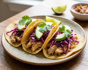 Csirkés taco vörös káposztával és avokádóval
