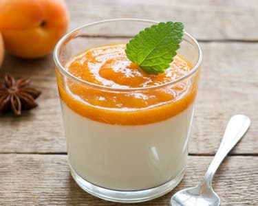 Vegán Panna Cotta flambírozott sárgabarackkal