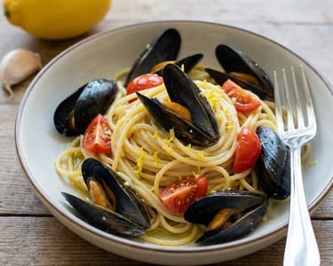 Spagetti fekete kagylóval és koktélparadicsommal