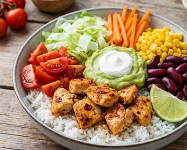Mexikói tál chilis csirkével és avokádóval