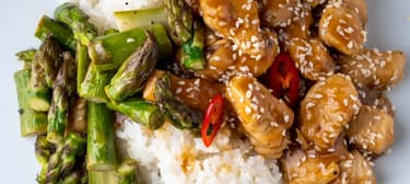 Szezámmagos csirkefalatok spárgával