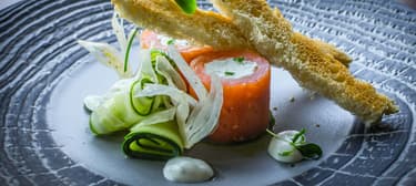 Kapros krémsajttal töltött füstölt lazac, marinált édesköménnyel és uborkával