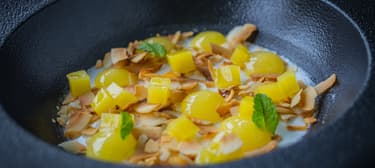 Kókusz panna cotta mangóval és kókuszchipsszel