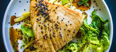 Szójában pácolt tonhalsteak ázsiai salátával